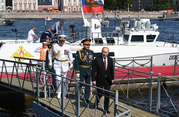 Президент РФ, верховный главнокомандующий Владимир Путин на Главном военно-морском параде по случаю Дня Военно-морского флота РФ Президент РФ, верховный главнокомандующий Владимир Путин на Главном военно-морском параде по случаю Дня Военно-морского флота РФ