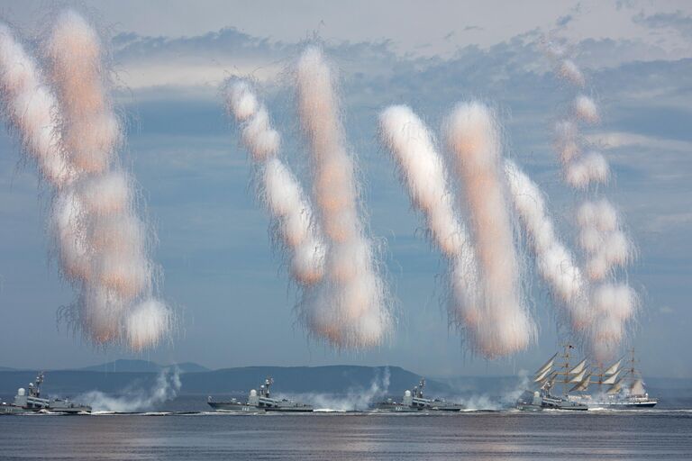 Корабли во время парада во Владивостоке, посвященном Дню Военно-морского флота в России