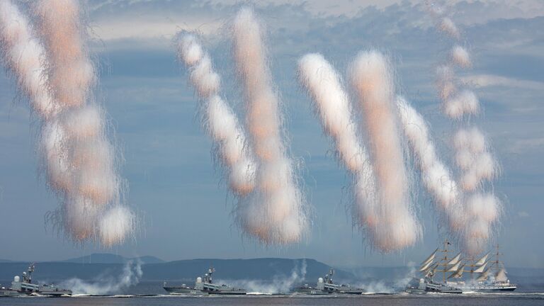 Корабли во время парада во Владивостоке, посвященном Дню Военно-морского флота в России