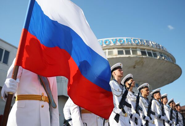 Моряки на торжественном параде, посвященном Дню Военно-морского флота, в Новороссийске