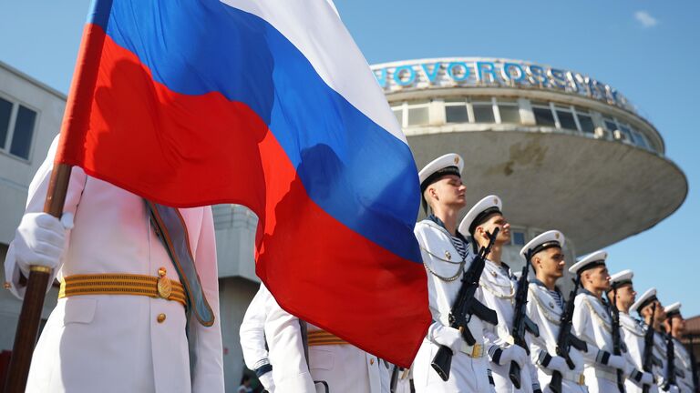 Моряки на торжественном параде, посвященном Дню Военно-морского флота, в Новороссийске