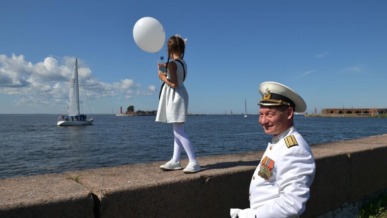 Зрители на параде, посвященном Дню Военно-морского флота в Кронштадте