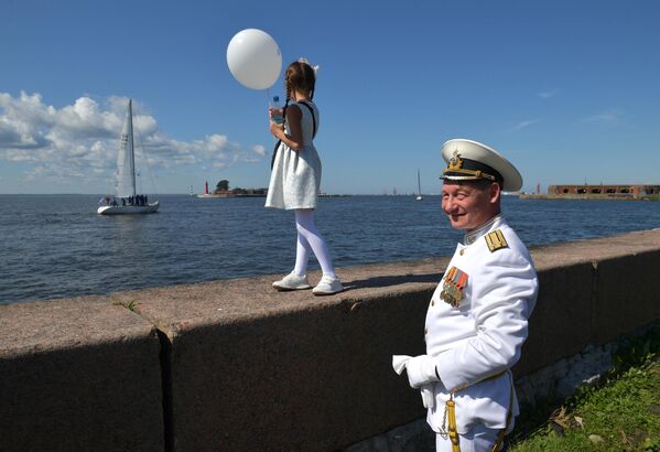 Зрители на параде, посвященном Дню Военно-морского флота в Кронштадте