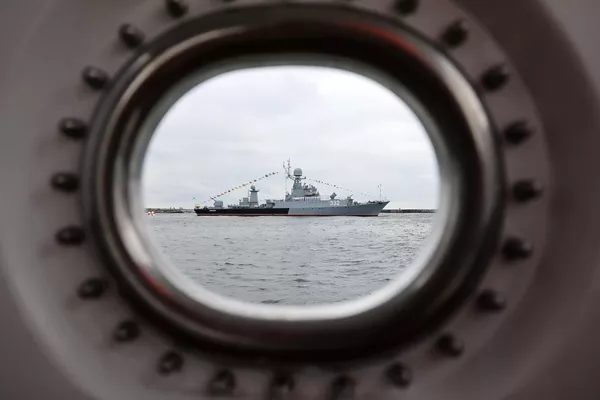 Малый противолодочный корабль 3 ранга МПК-107 принимает участие в параде, посвященном Дню военно-морского флота, в Балтийске Малый противолодочный корабль 3 ранга МПК-107 принимает участие в параде, посвященном Дню военно-морского флота, в Балтийске