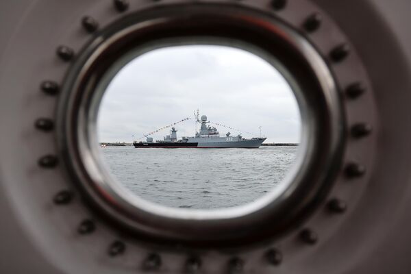 Малый противолодочный корабль 3 ранга МПК-107 принимает участие в параде, посвященном Дню военно-морского флота, в Балтийске