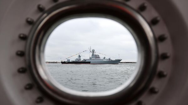 Малый противолодочный корабль 3 ранга МПК-107 принимает участие в параде, посвященном Дню военно-морского флота, в Балтийске