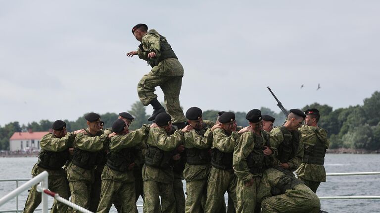 Морские пехотинцы в показательных выступления на праздновании Дня Военно-морского флота в Балтийске