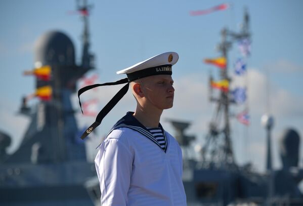 Моряк на параде, посвященном Дню Военно-морского флота в Кронштадте