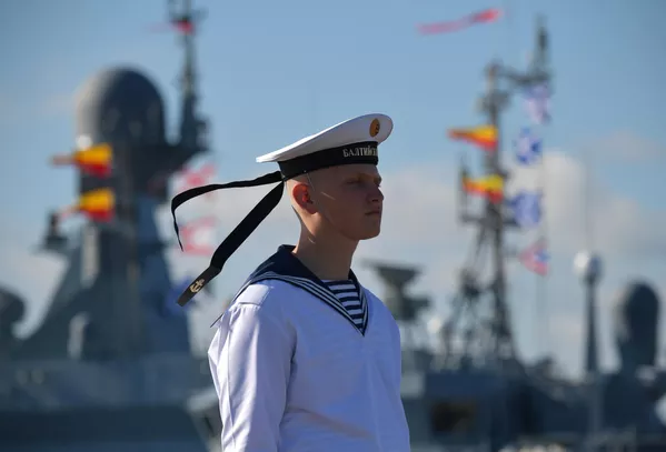 Моряк на параде, посвященном Дню Военно-морского флота в Кронштадте Моряк на параде, посвященном Дню Военно-морского флота в Кронштадте