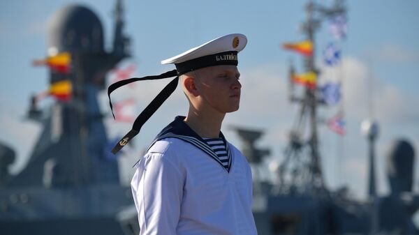 Моряк на параде, посвященном Дню Военно-морского флота в Кронштадте