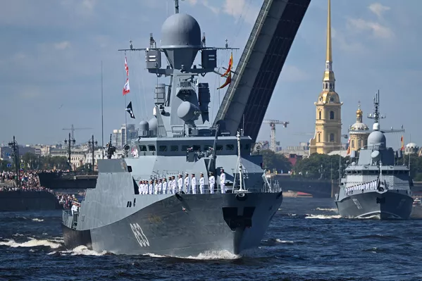 Малый ракетный корабль Углич проекта 21631 на Главном военно-морском параде в честь Дня ВМФ РФ в Санкт-Петербурге Малый ракетный корабль Углич проекта 21631 на Главном военно-морском параде в честь Дня ВМФ РФ в Санкт-Петербурге