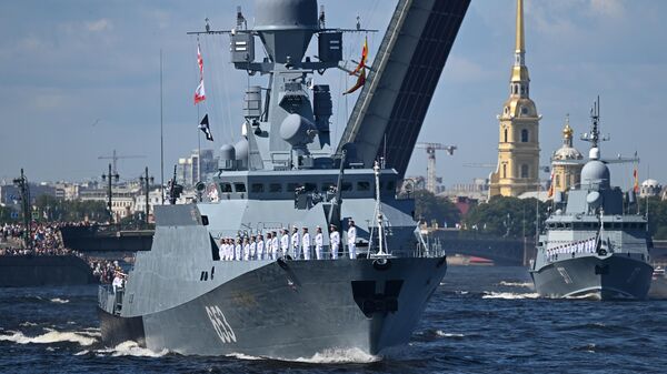 Малый ракетный корабль Углич проекта 21631 на Главном военно-морском параде в честь Дня ВМФ РФ в Санкт-Петербурге
