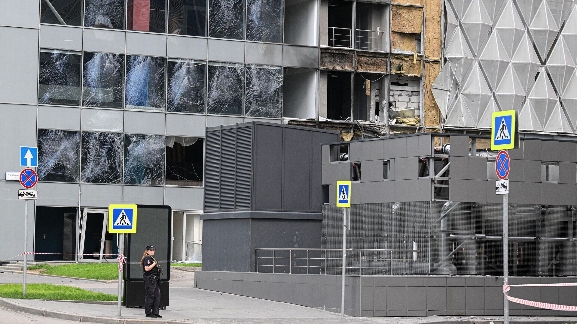 Здание делового центра Москва-сити, поврежденное в результате попытки атаки украинских беспилотников - РИА Новости, 1920, 31.07.2023