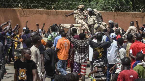 Протестующие перед посольством Франции в Ниамее, Нигер