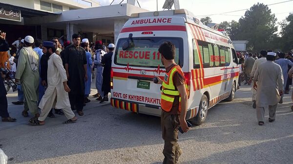 Скорая помощь на месте взрыва, который произошел во время политического митинга в Пакистане