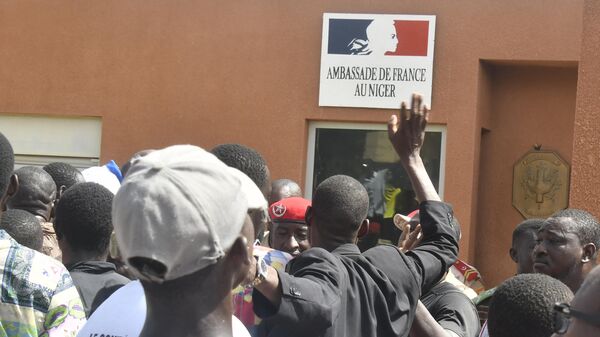 Протестующие перед посольством Франции в Ниамее, Нигер