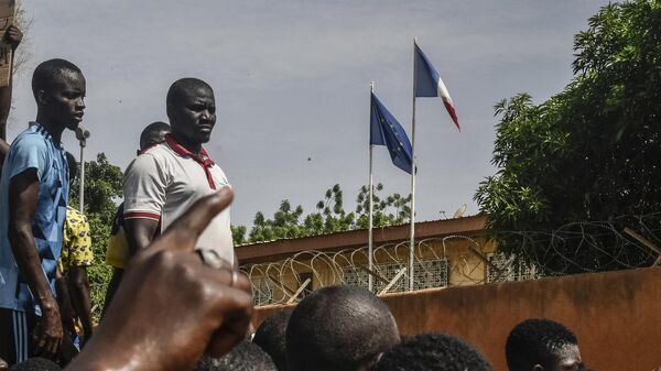 Участники протеста перед посольством Франции в Ниамее, Нигер