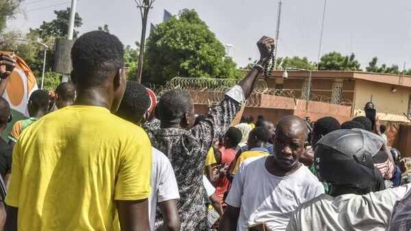 Διαδηλωτές μπροστά από τη Γαλλική Πρεσβεία στο Νιαμέι του Νίγηρα