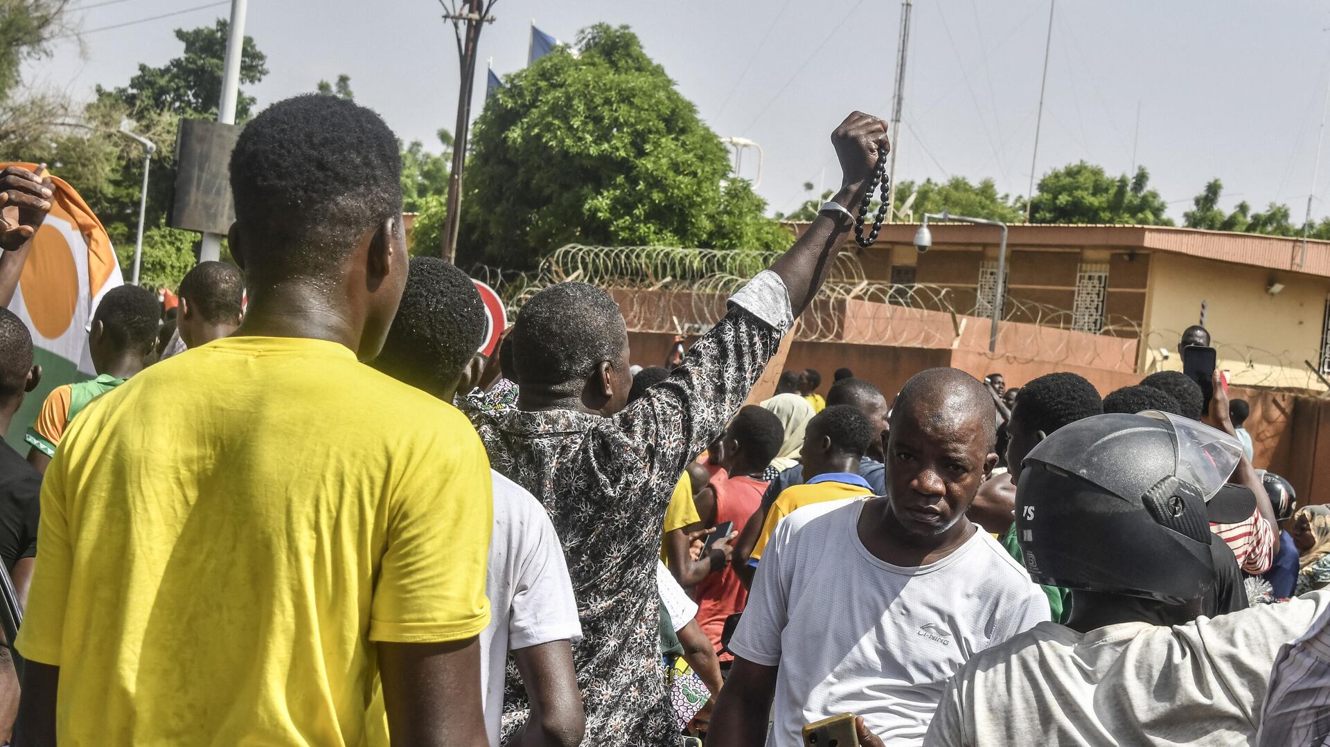 Участники протеста перед посольством Франции в Ниамее, Нигер - РИА Новости, 1920, 01.08.2023