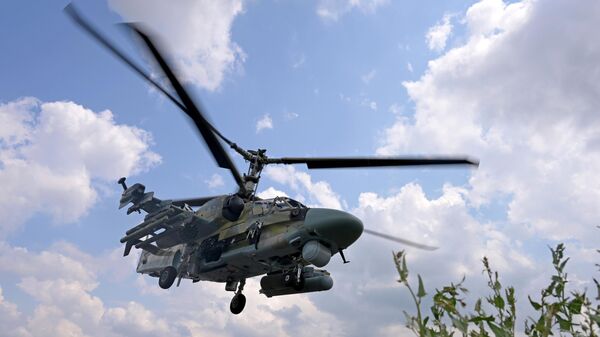 Ударный вертолет Ка-52 уходит на выполнение боевой задачи в зоне СВО