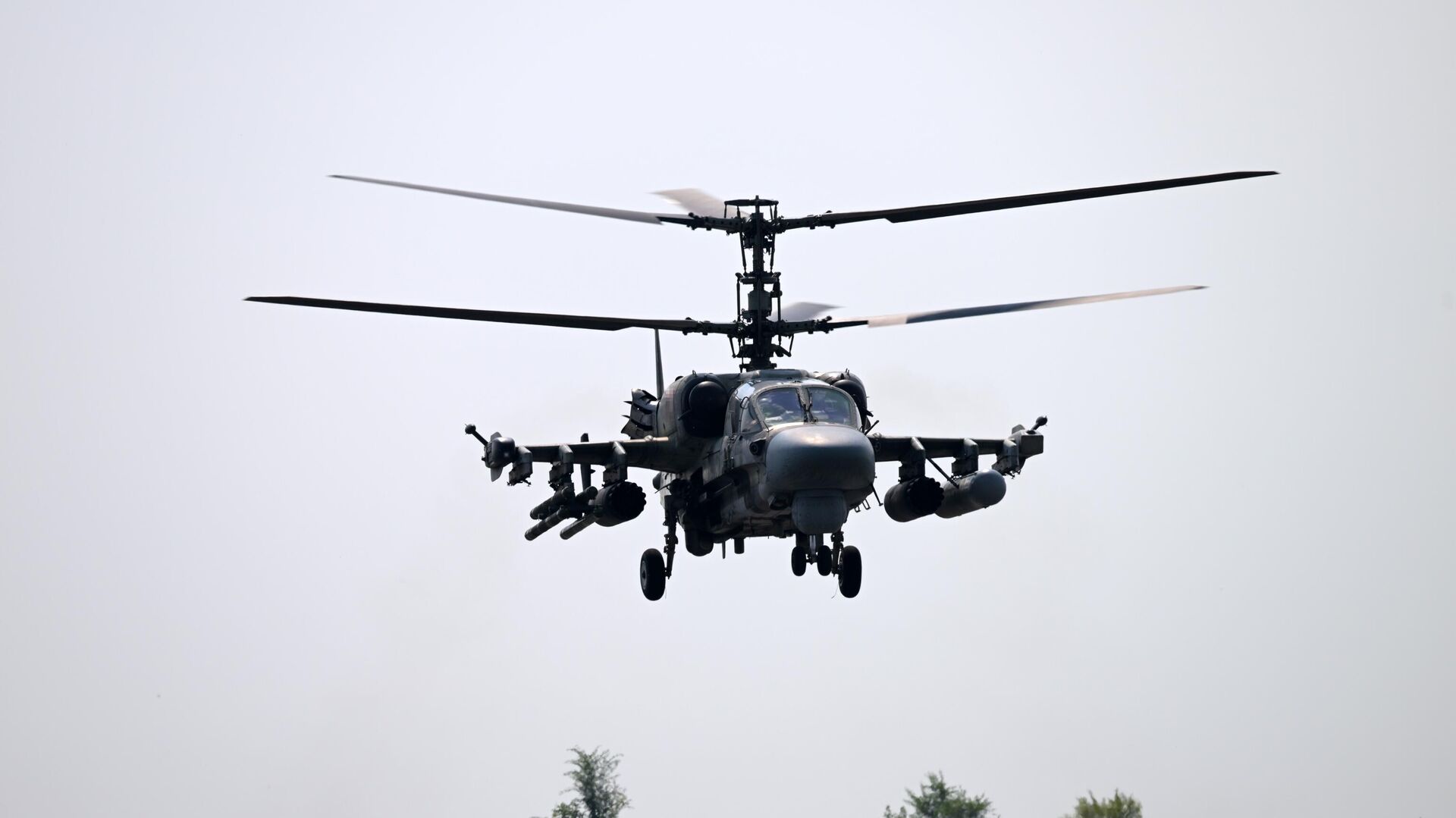 Ударный вертолет Ка-52 уходит на выполнение боевой задачи в зоне СВО1