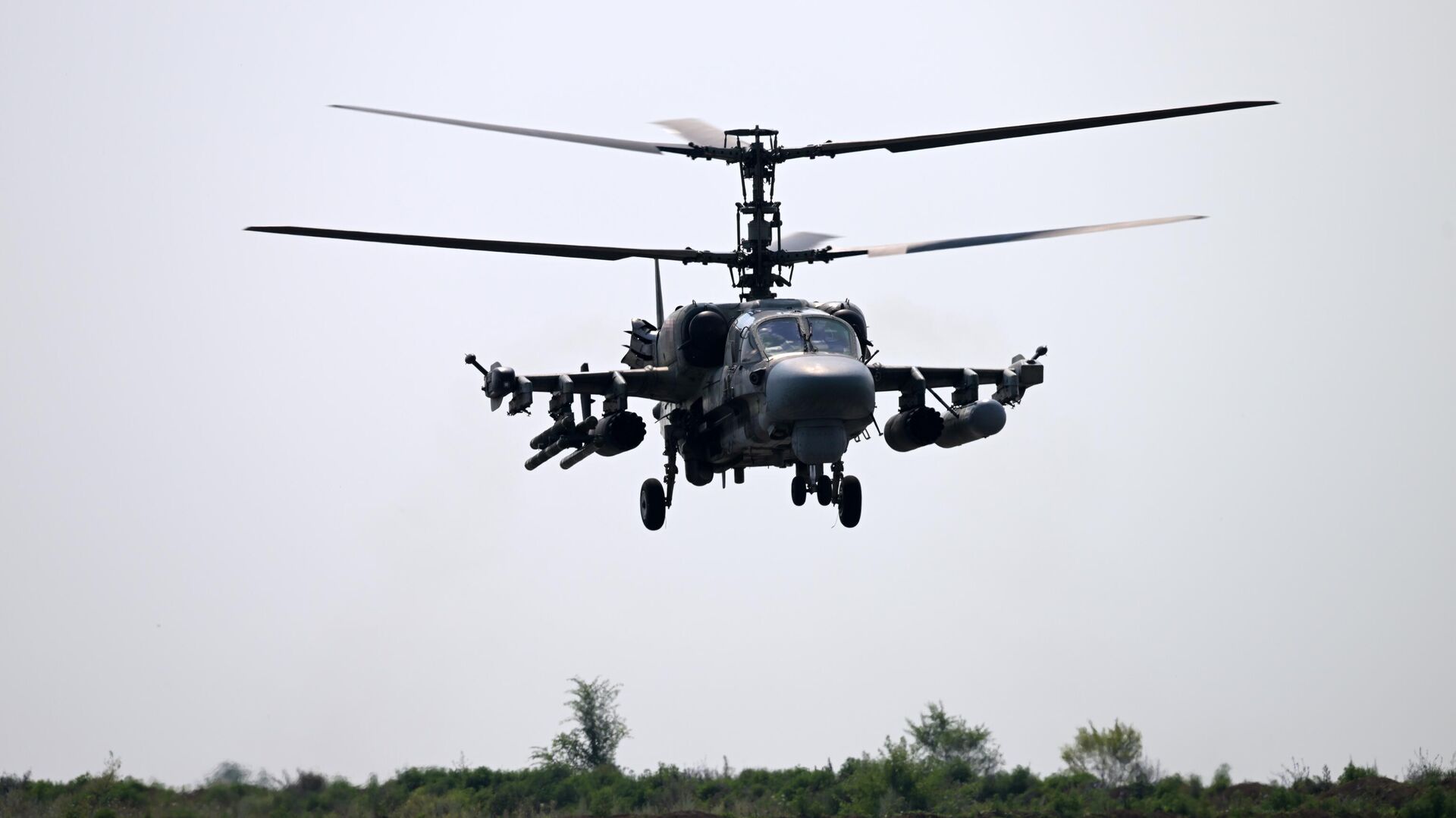 Ударный вертолет Ка-52 уходит на выполнение боевой задачи в зоне СВО - РИА Новости, 1920, 08.08.2023