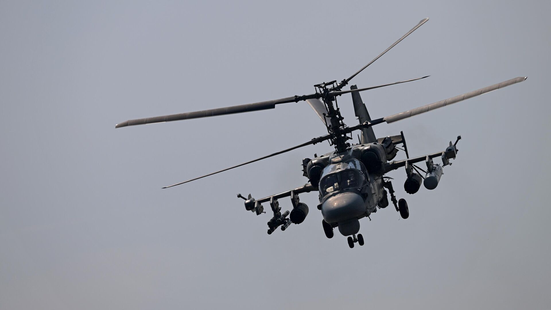 Ударный вертолет Ка-52 уходит на выполнение боевой задачи в зоне СВО0