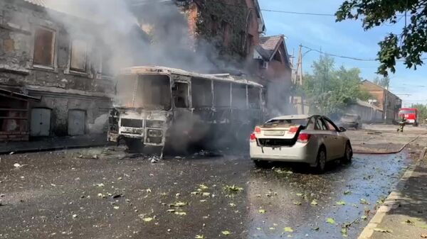 Кадры сгоревших автомобилей центре Донецка после обстрела ВСУ