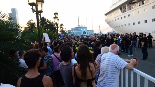 Акция протеста у круизного лайнера Astoria Grande в порту Батуми