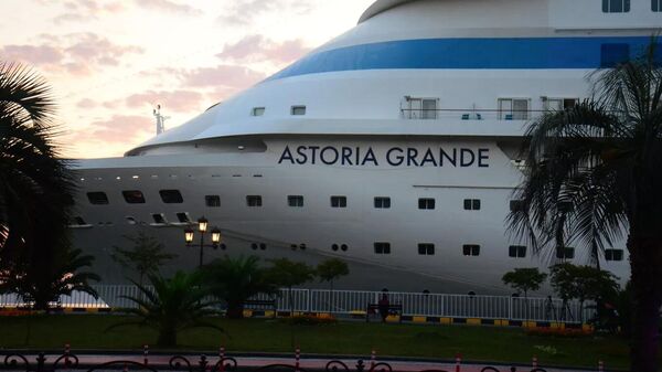 Круизный лайнер Astoria Grande в порту Батуми