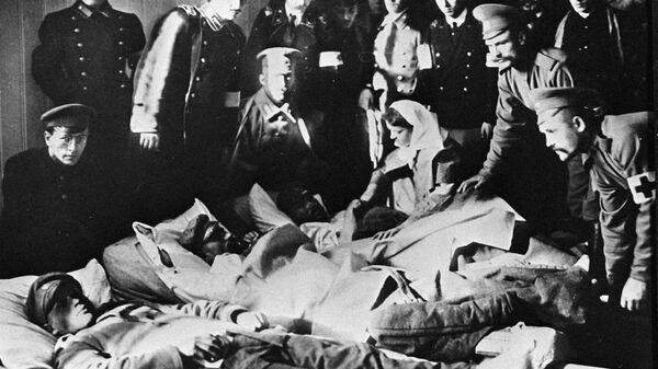 Раненые солдаты Первой мировой войны лежат в лазарете Географического общества