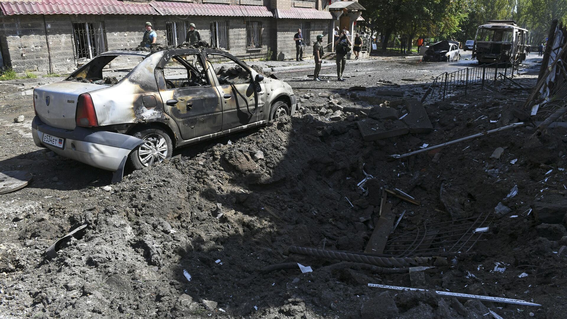 Автомобиль, сгоревший в результате обстрела Донецка со стороны ВСУ - РИА Новости, 1920, 07.08.2023