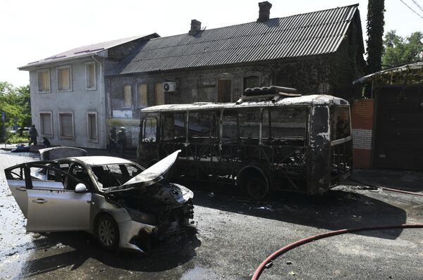 Автобус и автомобиль, сгоревшие в результате обстрела Донецка со стороны ВСУ
