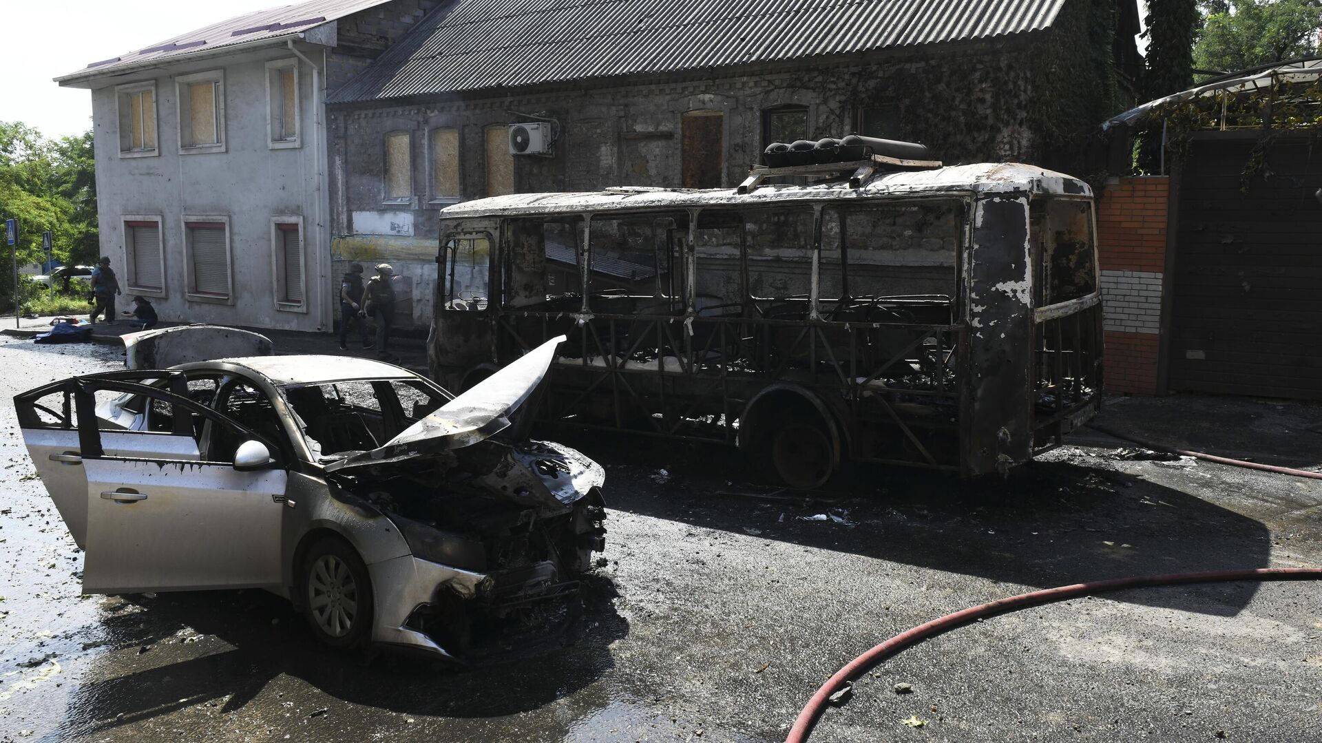 Автобус и автомобиль, сгоревшие в результате обстрела Донецка со стороны ВСУ - РИА Новости, 1920, 06.08.2023
