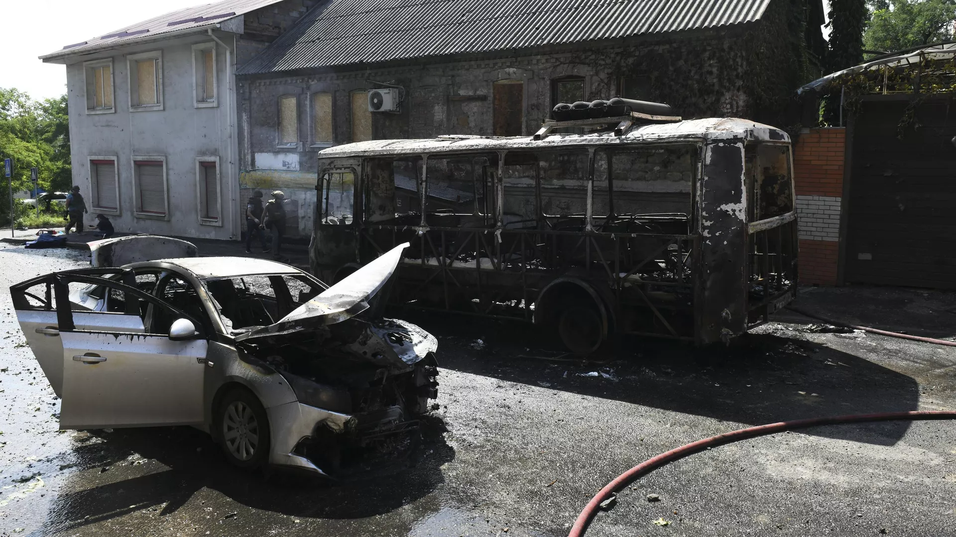 A bus and a car that burned down as a result of the shelling of Donetsk by the Armed Forces of Ukraine - RIA Novosti, 1920, 08/06/2023