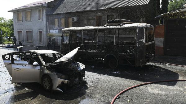 Автобус и автомобиль, сгоревшие в результате обстрела Донецка со стороны ВСУ