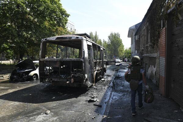 Автобус, сгоревший в результате обстрела Донецка со стороны ВСУ