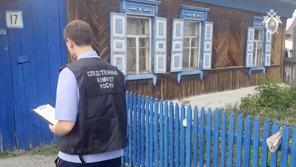Сотрудник СК России у дома в Челябинской области, где маньяк 14 лет удерживал похищенную девушку