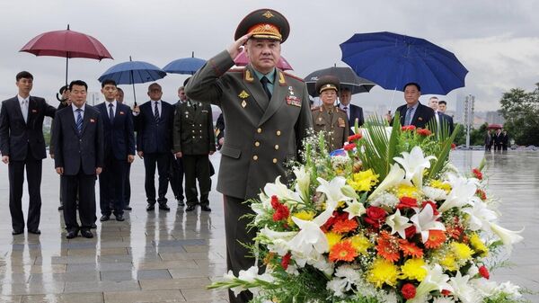 Министр обороны Российской Федерации Сергей Шойгу на церемонии возложения цветов к монументам Ким Ир Сена и Ким Чен Ира на холме Мансу в Пхеньяне