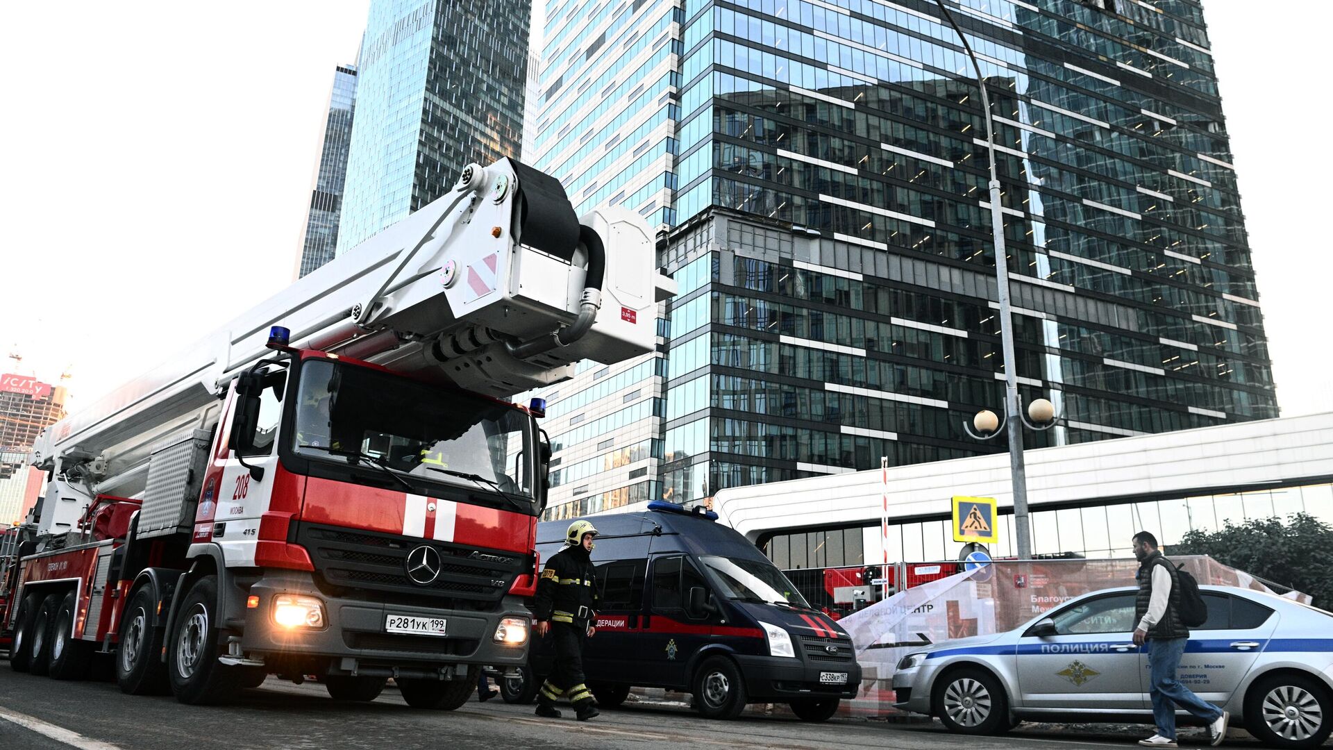 Машины спецслужб у одной из башен Москва-Сити, поврежденной при атаке беспилотника - РИА Новости, 1920, 01.08.2023