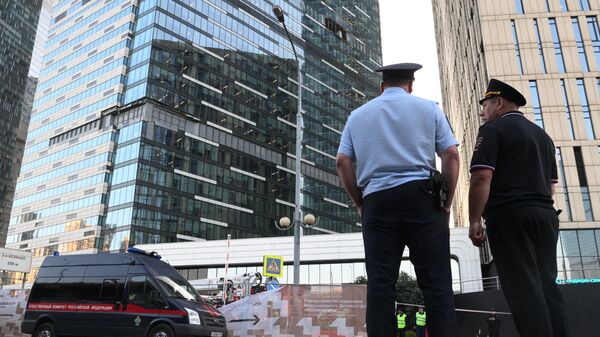 Сотрудники полиции неподалеку от башни IQ-квартал делового центра Москва-сити, поврежденной в результате атаки украинских беспилотников
