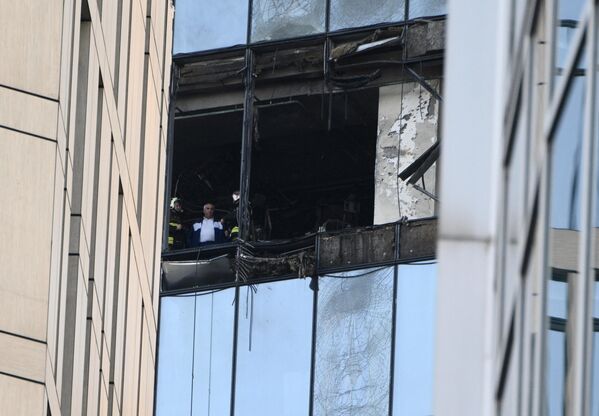 Сотрудники пожарной службы МЧС в башне IQ-квартал делового центра Москва-сити, поврежденной в результате атаки украинских беспилотников