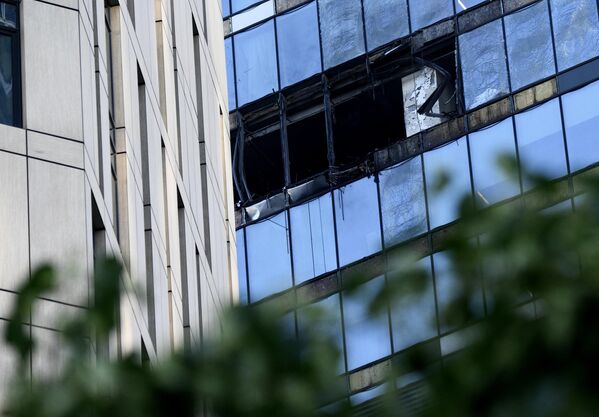 Повреждения и разбитые стекла в башне IQ-квартал делового центра Москва-сити в результате атаки украинских беспилотников
