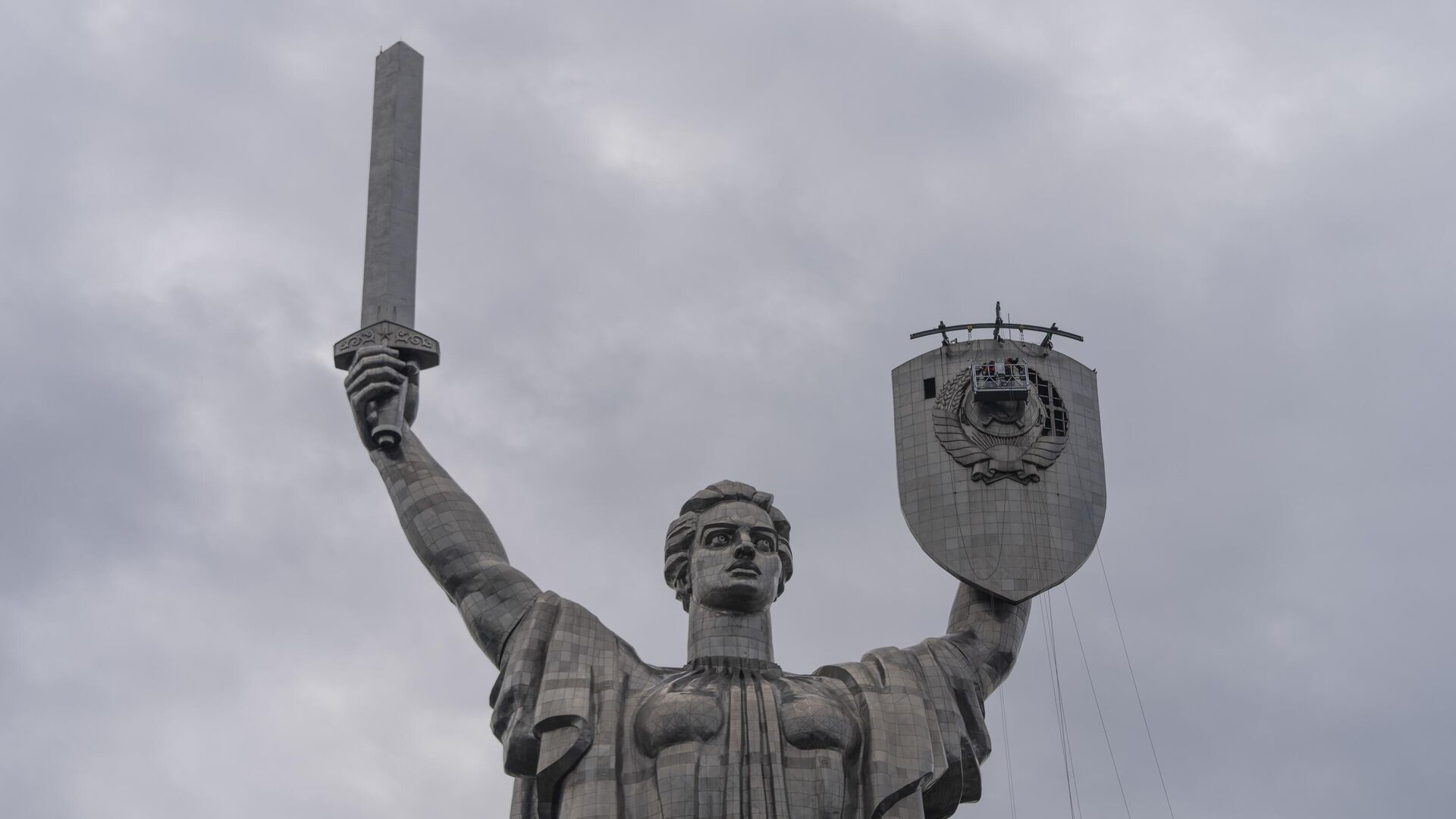 Рабочие демонтируют герб СССР с монумента Родина-мать в Киеве, Украина - РИА Новости, 1920, 05.08.2023