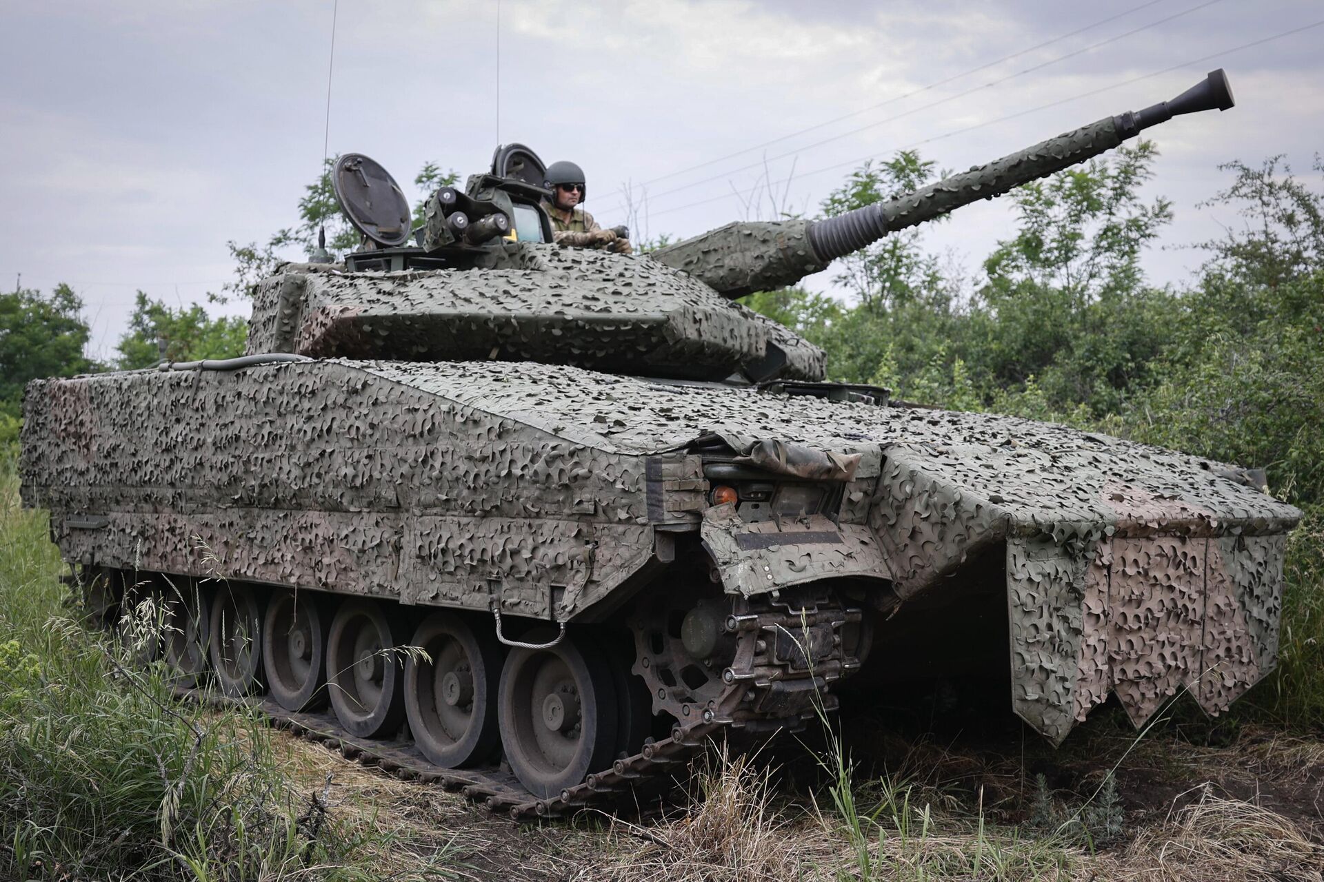 Украинский военный на шведской БМП CV90 - РИА Новости, 1920, 01.08.2023