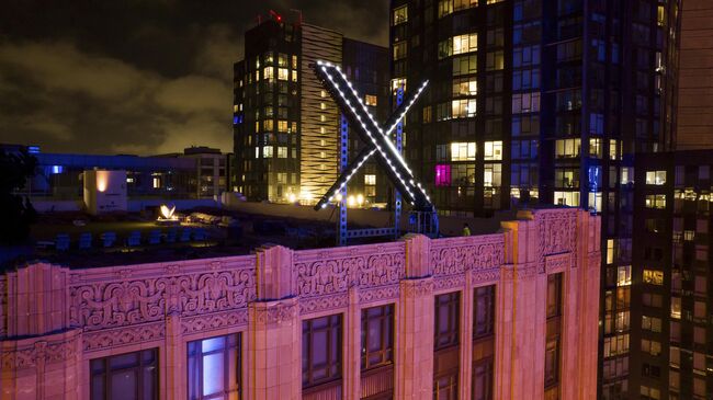 Гигантская буква X - новый логотип Twitter, размещенная на крыше штаб-квартиры компании в Сан-Франциско