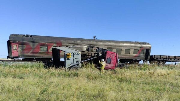 Поезд сошел с рельсов после столкновения с грузовиком под Самарой