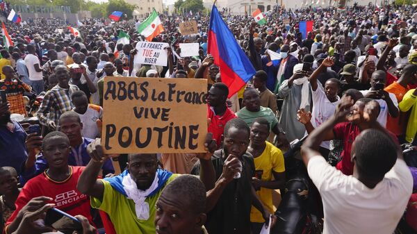 Сторонники лидера переворота генерала Абдурахмана Тчиани в столице Нигера Ниамее