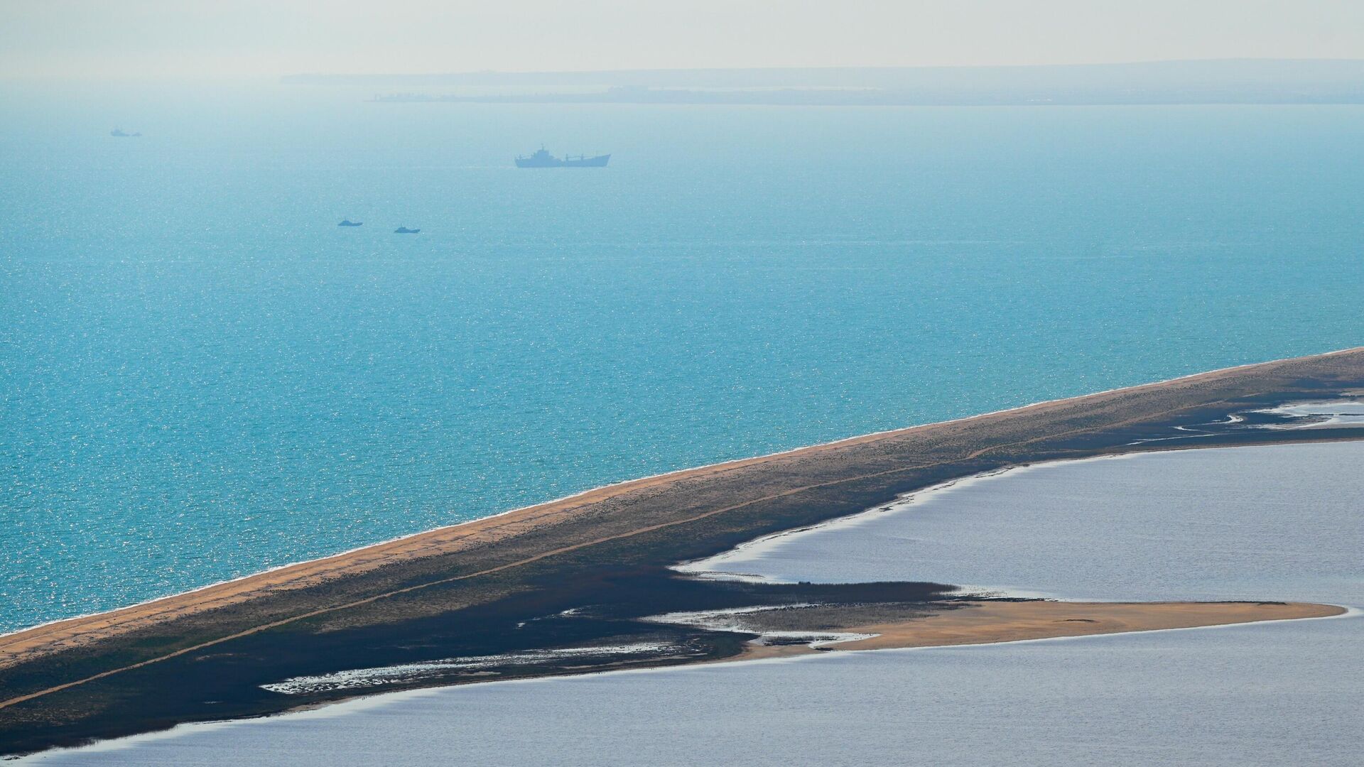 Вид на перешеек, отделяющий Кояшское озеро от Черного моря - РИА Новости, 1920, 16.01.2024