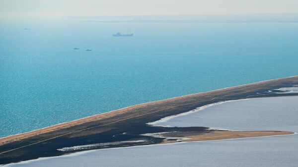 Вид на перешеек, отделяющий Кояшское озеро от Черного моря. Архивное фото
